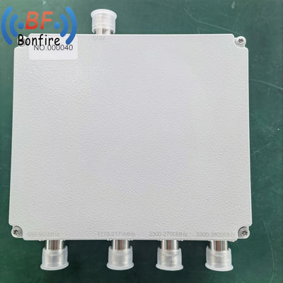 IP67 Quadplexer 698-960/1710-2170/2300-2700/3300-3800MHz avec connecteur féminin 4.3-10