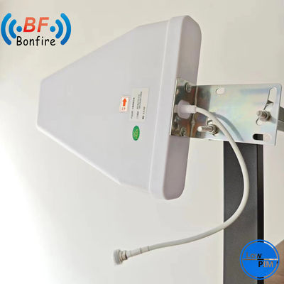 20 dBi double polarisation 2X2 MIMO Panneau de patch de boîtier 5,8 GHz Antenne pour 698-4000MHz