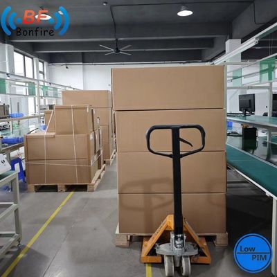 20 dBi double polarisation 2X2 MIMO Panneau de patch de boîtier 5,8 GHz Antenne pour 698-4000MHz