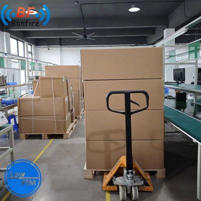 Antenne de panneau directionnel intérieur avec fréquence 698-806 806-960 1710-2700 3300-4000MHz