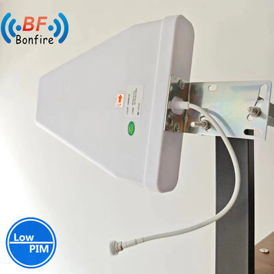 Antenne de plafond Omni 698-4000MHz blanche à haut gain à l'intérieur avec une forte réception