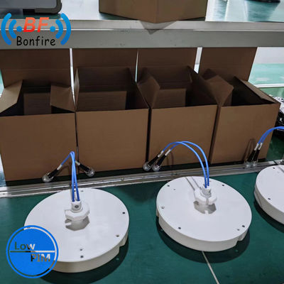 Antenne de plafond Omni 698-4000MHz blanche à haut gain à l'intérieur avec une forte réception