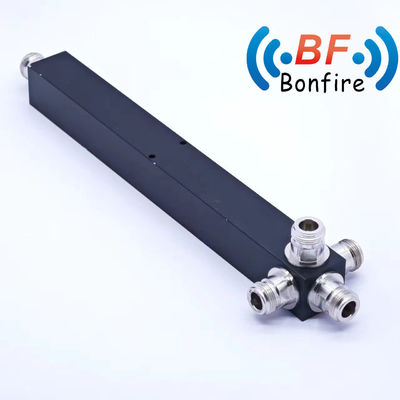 4 voies Diviseur de puissance SMA Femme 617-4000MHz Paquet gris Poids brut 0,510 kg