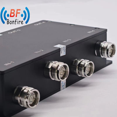4 en 4 de 200W IP60 N Femme 3dB Coupler hybride 698-3800MHz Intérieur/extérieur Gris