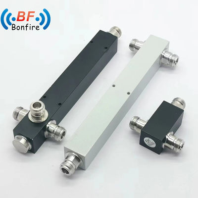 Distributeur de puissance gris 50 W RF à 2 voies Diviseur de puissance 698-3800 MHz pour les systèmes de télécommunications