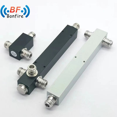 Distributeur de puissance gris 50 W RF à 2 voies Diviseur de puissance 698-3800 MHz pour les systèmes de télécommunications