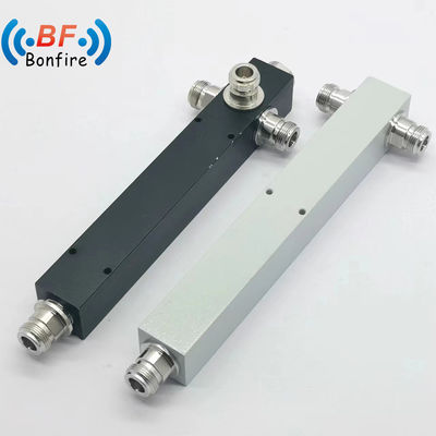 Distributeur de puissance gris 50 W RF à 2 voies Diviseur de puissance 698-3800 MHz pour les systèmes de télécommunications