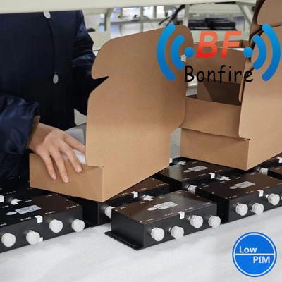 698-3800MHz UHF 3dB 4 en 4 sortie couplage hybride matrice pour 4.3-10-F/DIN-F/N-F interface