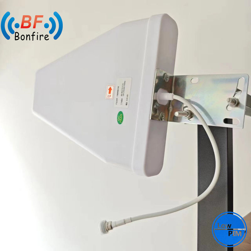 698-4000MHz Antenne de fil de faisceau étroit OEM / ODM Production pour l'extérieur au stade Extent