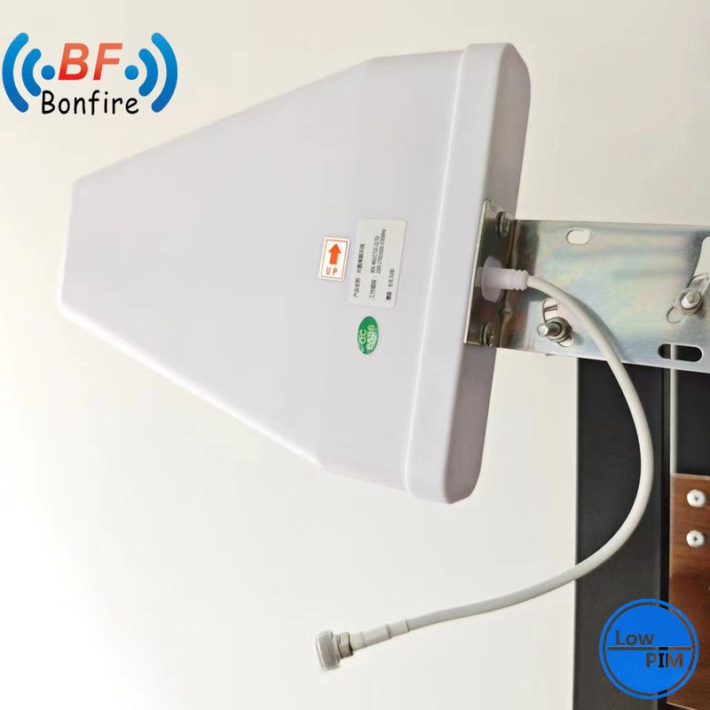 20 dBi double polarisation 2X2 MIMO Panneau de patch de boîtier 5,8 GHz Antenne pour 698-4000MHz
