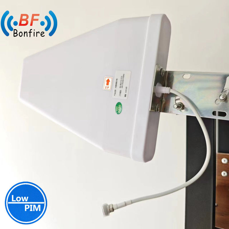 Antenne de plafond Omni 698-4000MHz blanche à haut gain à l'intérieur avec une forte réception